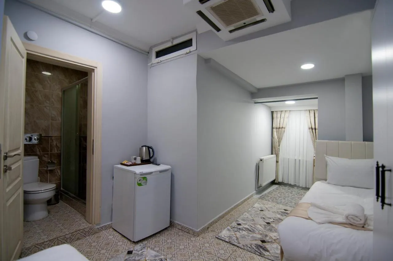 Istanbul Palace Hotel 3*,