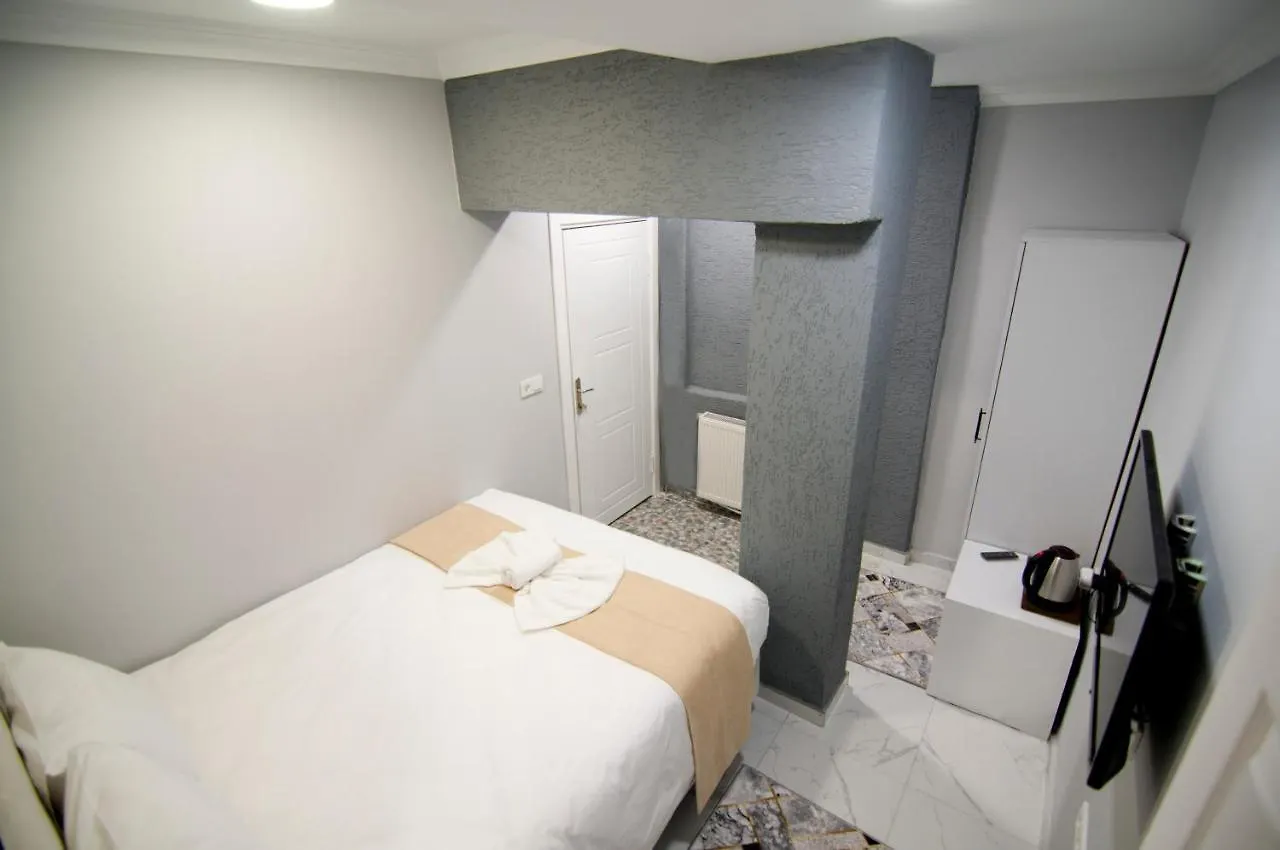 Istanbul Palace Hotel 3*,