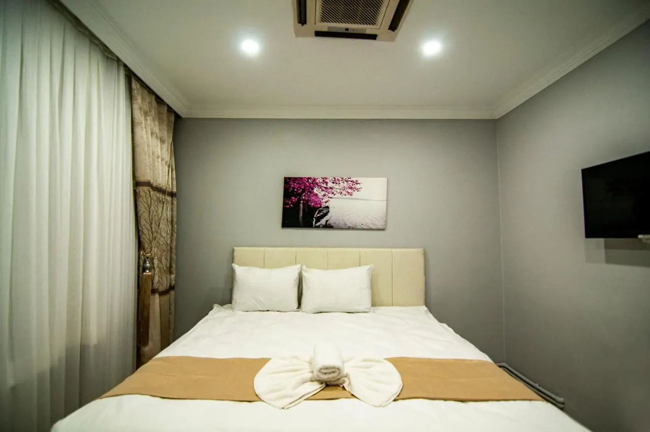 Istanbul Palace Hotel 3*,
